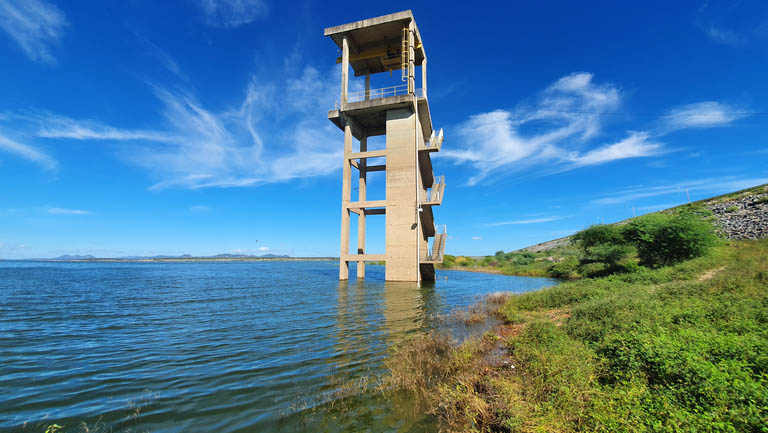   14 reservatórios do RN permanecem com mais de 50% de suas capacidades. Entre eles está a barragem Armando Ribeiro Gonçalves, maior reservatório do Estado, que acumula 1.243.465.049 m³, o que corresponde a 52,4% da sua capacidade total. O Relatório do Volume dos Principais Reservatórios Estaduais, divulgado nesta segunda-feira (18), pelo Igarn, indica que as reservas hídricas superficiais totais do Estado acumulam 1.914.191.968 m³, que correspondem a 43,73% da capacidade total do RN.
