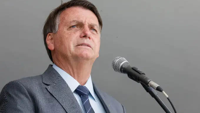   Ataques do governo Bolsonaro à China podem atrapalhar produção de vacinas. O princípio ativo para produção das vacinas do Butantan e da Fiocruz vem da China e o segundo carregamento de IFA está parado no país, sem previsão de quanto será enviado ao Brasil. O temor é que, sem o insumo, as doses de Coronavac acabem no final de janeiro, quando termina o estoque disponível. O Brasil depende da China para ampliar a produção nacional da vacina, mas foram muitos os ataques do governo brasileiro e da família Bolsonaro ao governo chinês. Relembre.