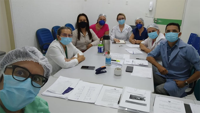   Em relação ao público alvo, além de profissionais de saúde, os 79 idosos institucionalizados serão vacinados amanhã (20), segundo a secretária municipal de Saúde, Morgana Dantas. Das 3.981 doses destinadas neste primeiro momento para Mossoró, também serão vacinados servidores da linha de frente do trabalho contra a covid19 que estão atuando no Hospital Regional Tarcísio Maia (foto), Hospital São Luiz e também no Rafael Fernandes