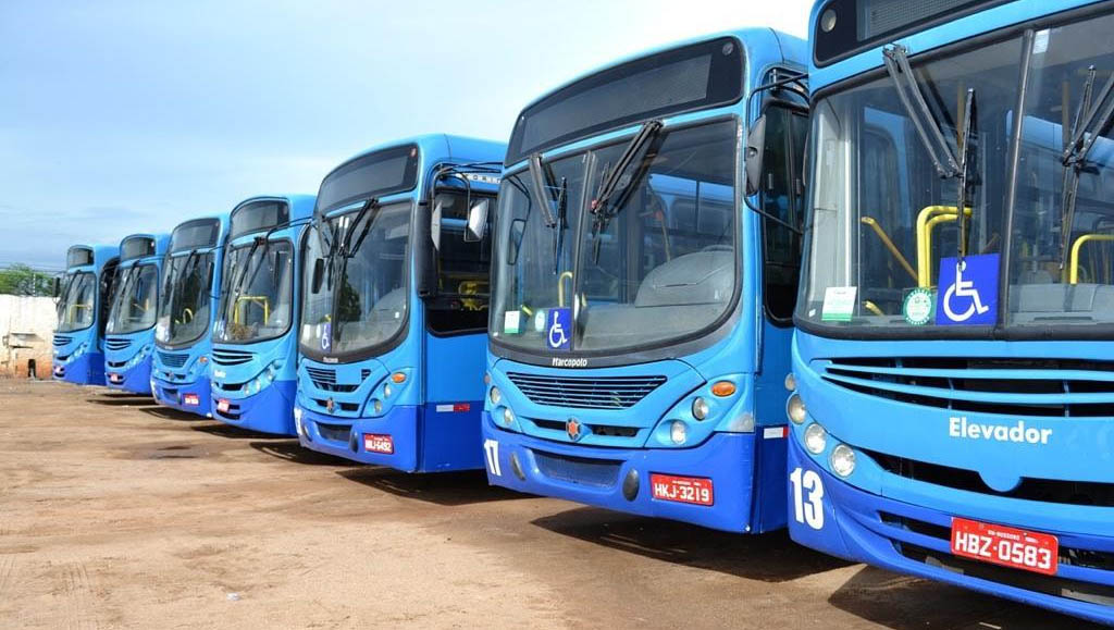   Dos 35 veículos disponibilizados pela empresa na cidade, apenas 7 estão em circulação. Os demais estão parados na garagem da Cidade do Sol.