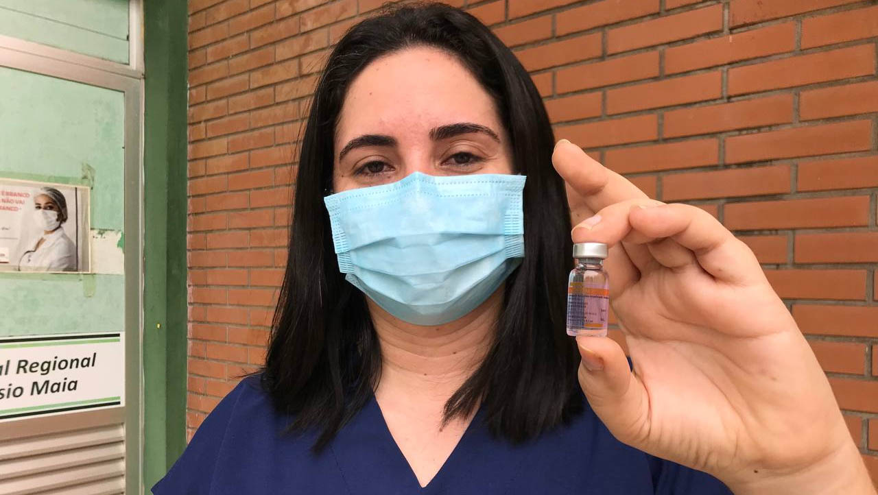   Jane-Eire Maria de Morais morreu por complicações da doença no dia 22 de junho de 2020. Ela também foi homenageada com o nome da sala de vacinação do Hospital. Rúbia Mara Maia Feitosa, também enfermeira da linha de frente e sobrinha de Jane, contou que ficou surpresa e emocionada ao saber que seria a primeira vacinada no HRTM. “É um misto de emoções muito forte”, disse. A deputada Isolda Dantas, do PT, acompanhou o início da imunização dos servidores do HRTM.