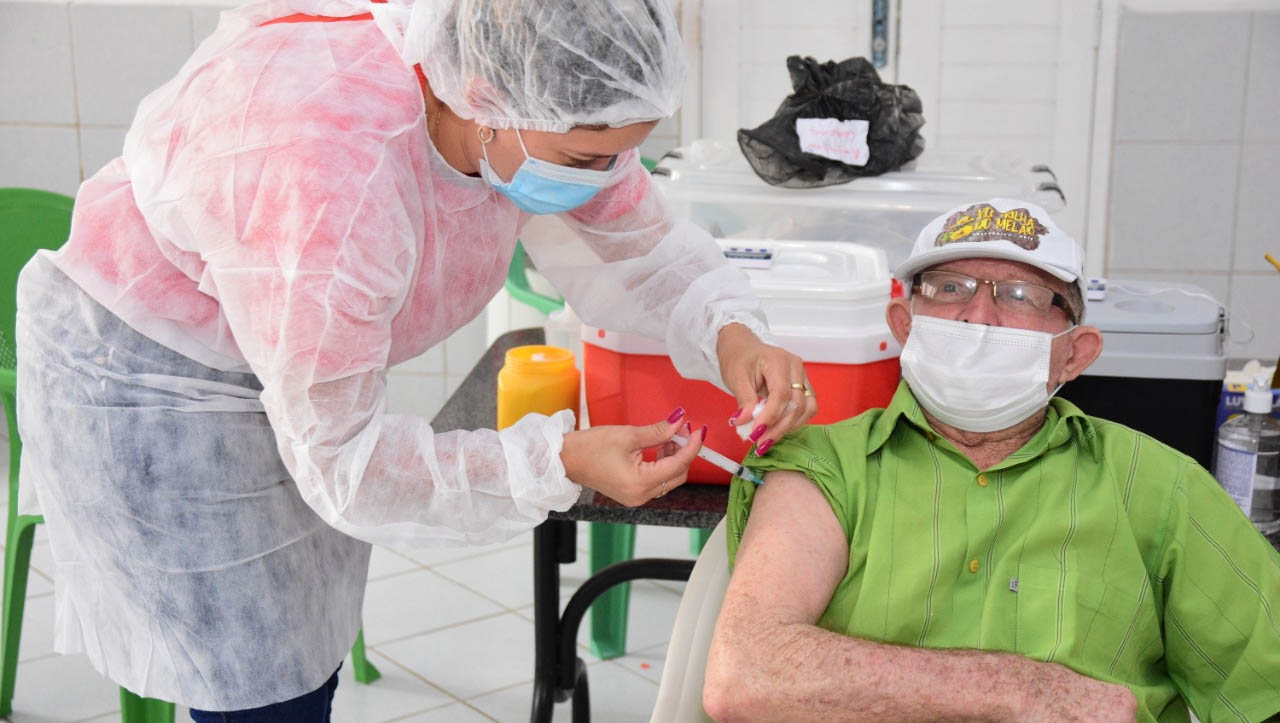   Secretaria de saúde vacina 62 idosos do Instituto Amantino Câmara. Os idosos institucionalizados estão no grupo prioritário da primeira fase da campanha de vacinação. Serão vacinadas com duas doses 1.116 pessoas, dentre eles, profissionais da saúde e 80 idosos institucionalizados na cidade. A ordem de prioridade de vacinação foi estabelecida pelo Ministério da Saúde.