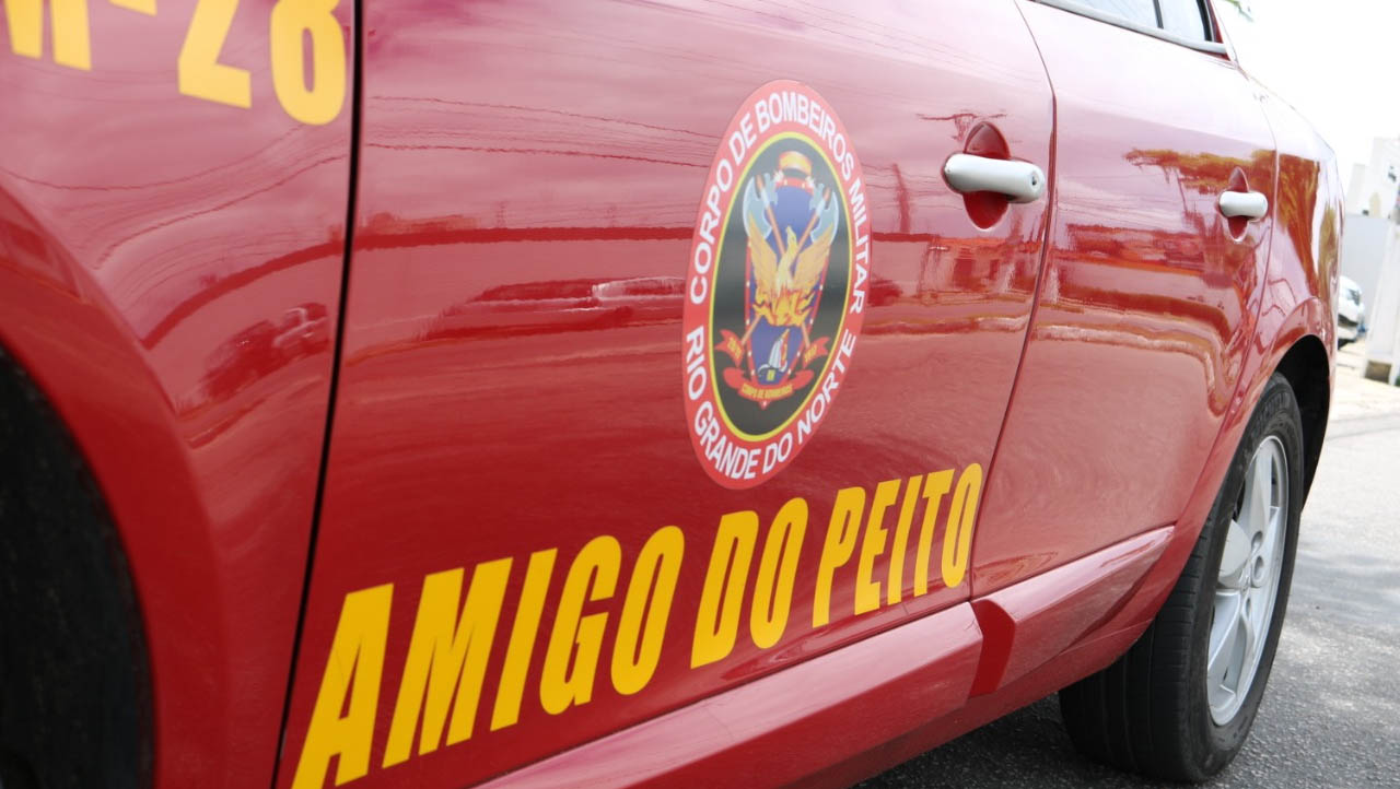   Governo lança programa “Amigo do Peito” nesta sexta-feira (22), em Mossoró. Criado em 2002 pelo CBMRN, o programa tem como objetivo diminuir a mortalidade infantil e alimentar crianças recém-nascidas desnutridas e portadoras de deficiências físicas, filhos de mães que não produzem leite materno ou que têm dificuldade de amamentar. Em Mossoró o programa vai atender a demanda de consumo da Maternidade Almeida Castro que tem, em média, 45 bebês internados por dia. 