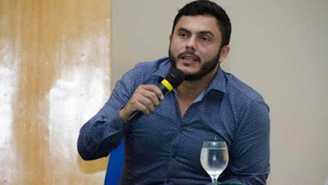   Burocracia impede professor da Ufersa de assumir secretaria em Mossoró. Almir Mariano foi anunciado pelo prefeito Allyson Bezerra para titular da pasta de Desenvolvimento Social e Juventude. No entanto, nesta quarta-feira (20), o professor informou à gestão sobre a impossibilidade de assumir a secretaria,  em razão da demora na sua cessão pela Universidade Federal Rural do Semi-Árido (Ufersa), onde é servidor efetivo.