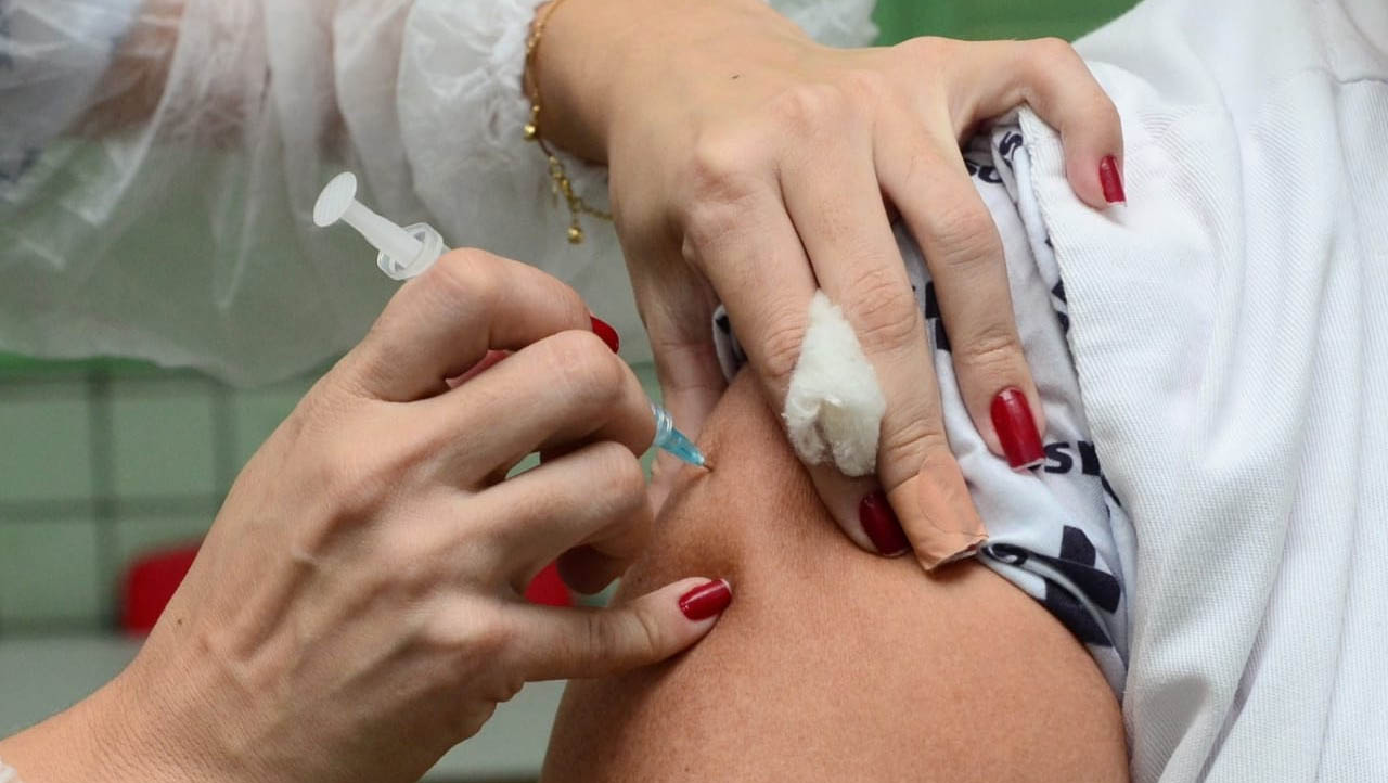   A vacinação contra a Covid-19 em Mossoró alcançou, nesta sexta-feira (24), profissionais dos cinco Núcleos de Apoio à Saúde da Família (Nasf). Os profissionais, que atuam na ponta da atenção básica, foram vacinados com servidores do Centro de Atendimento para Enfrentamento da Covid-19, na Escola Municipal Raimundo Fernandes, bairro Santo Antônio.