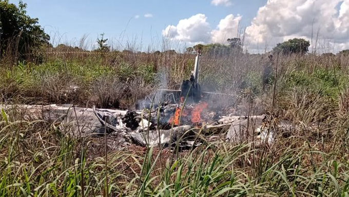   As vítimas são o piloto da aeronave, conhecido por Wagner Machado, o presidente do Palmas Futebol e Regatas, Lucas Meira, 32, e quatro atletas da equipe que estava indo jogar no Goiás.  Os atletas são Lucas Praxedes, 23, Guilherme Noé, 28, Ramule, 27, e Marcos Molinari, 23. O avião caiu logo após decolar no final da pista da Associação Tocantinense de Aviação.