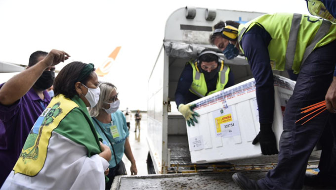   A governadora Fátima Bezerra acompanhou a chegada da carga ao Aeroporto Internacional de São Gonçalo do Amarante. O lote inteiro será aplicado em mais de 30 mil profissionais da saúde do Rio Grande do Norte, dando sequência ao plano de vacinação coordenado pela gestão estadual. 