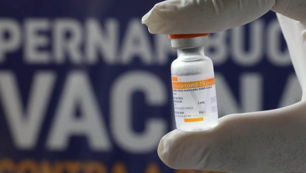   RN recebe mais 14.600 doses da vacina CoronaVac nesta segunda-feira  (25). A informação foi repassada pela Governadora do Estado, Fátima Bezerra, por meio de sua conta oficial no Instagram. “O lote de hoje ainda está longe de ser suficiente para todos, mas vamos conseguir imunizar cerca de 7.300 pessoas com as duas dosagens necessárias”, escreveu. Neste domingo (24) o Estado recebeu 31.500 doses da vacina produzida pela universidade de Oxford em parceria com a AstraZeneca.