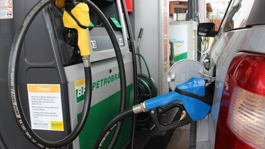   Gasolina tem novo aumento de 5% nas refinarias a partir desta quarta, 27. A Petrobras anunciou, nesta terça-feira (26), mais um reajuste. Com isso, o combustível acumula alta de 13,4% em 2021. O diesel também será reajustado em 4,4%. Segundo a estatal, “o preço médio de gasolina da Petrobras para as distribuidoras passa a ser de R$ 2,08 por litro, refletindo um aumento médio de R$ 0,10 por litro. O preço médio do diesel, por sua vez, passará a ser de R$ 2,12 por litro, refletindo uma aumento médio de R$ 0,09 por litro”, informou.