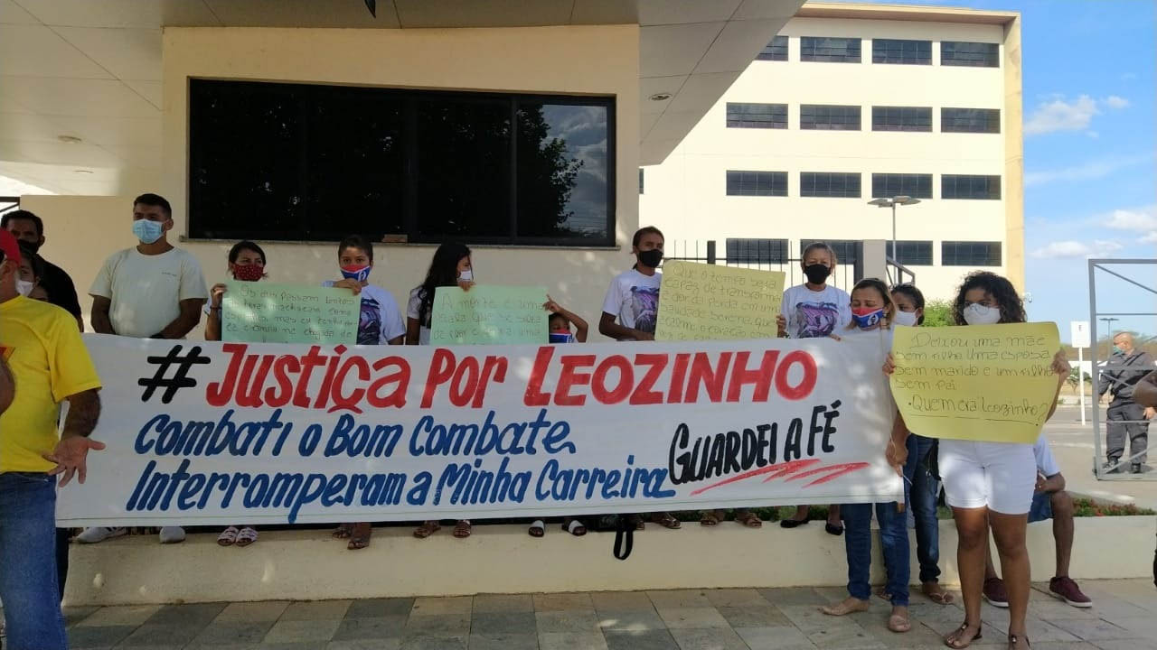   Em depoimento à Justiça, assassino de Leozinho diz que foi chamado de X9. O vigilante que se passava por Policial Militar, inclusive andando armado, Valderi Lúcio Medeiros, contou em juízo que matou o cabeleireiro Leonardo Borges da Silva, de 22 anos, porque teria sido chamado de X9, só que esta versão as testemunhas não confirmam. Fora do Fórum Municipal Desembargador Silveira Martins, onde aconteceu a Audiência de Instrução e Julgamento do processo, familiares e amigos de Leozinho seguraram cartazes e pediram justiça para o caso. Para eles, Valderi matou Leozinho por pura maldade.