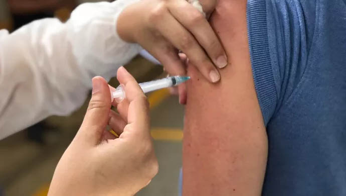   Mais de 300 denúncias de “fura fila” das vacinas da já foram feitas ao MPRN. São relatos de casos de pessoas que receberam a primeira dose da vacina contra a Covid-19 mesmo sem se enquadrarem no que está preconizado no plano de vacinação. Todas as informações prestadas pela população estão sendo analisadas individualmente para se investigar se houve o cometimento de crime ou ato de improbidade.