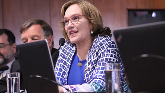   Para Zenaide, o resultado mostra que “temos a pior gestão da pandemia” e isso se deve a um conjunto de elementos e episódios “lamentáveis”, entre eles, o comportamento do presidente da República: “Um presidente negacionista da ciência que minimiza a gravidade da covid, provoca aglomerações e faz declarações do tipo ‘e daí?’ e ‘não sou coveiro’, quando questionado pela imprensa sobre as mortes pela doença; que troca ministros da saúde quando estes discordam de suas ideias; que faz propaganda de medicamentos sem eficácia comprovada e que desestimula medidas preventivas quando critica o isolamento social, debocha do uso de máscaras e faz piada com vacinas”, disparou a senadora, em suas redes sociais.