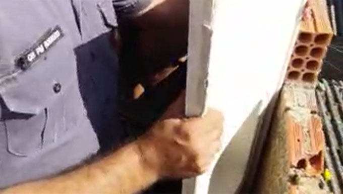   PM afasta pia que era usada para fechar o acesso ao local que se encontrava o tambor de 200 livros com a criança acorrentada dentro nas mãos e nos pés, o tempo todo em pé, passando fome e cede. 