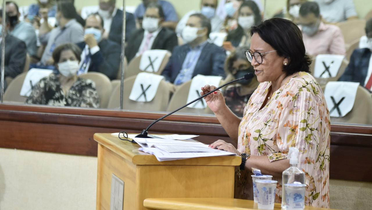   Na ALRN, Fátima pede que deputados somem esforços para garantir continuação da vacinação. A Governadora do RN realizou, nesta terça-feira (2), a leitura da mensagem anual que abre os trabalhos legislativos do ano de 2021. Na ocasião, a chefe do Executivo prestou contas sobre as principais ações tomadas ao longo de 2020 em todas as áreas, mas principalmente com relação à saúde, em um ano que foi atravessado por uma pandemia global e que mobilizou esforços e recursos, nunca antes imaginados, para a área da saúde. 