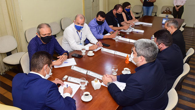   No diálogo do prefeito Allyson Bezerra e o presidente da CAERN, Sergio Linhares, tam´bem ficou acertado cuidados com a rede de esgotos de Mossoró; os dois gestores concordaram em trabalhar em conjunto para fortalecer o abastecimento do município, que enfrenta sérios problemas em especial com rompimentos de dutos e posterior recuperação de ruas