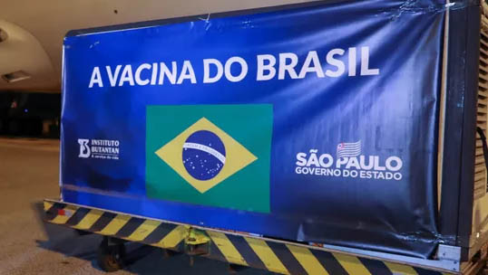   5,4 mil litros de insumos para a produção da CoronaVac chegam ao Brasil. As doses chegaram no Aeroporto Internacional de Viracopos, em Campinas (SP), às 23h46 desta quarta-feira (3), em um voo da China. Após a chegada dos insumos, Dimas Covas, diretor do Instituto Butantan, comentou o planejamento para recebimento de novas remessas. "Vão chegar mais insumos na semana que vem, no dia 10, e até o final do mês esperamos mais 10 mil litros. Então não pararemos até entregar todo o quantitativo de 100 milhões de doses, que deve ser até agosto, começo de setembro".