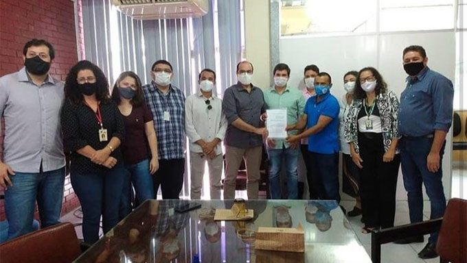   O secretário da Agricultura e da Pecuária do Rio Grande do Norte, Guilherme Saldanha, e o diretor do Instituto de Defesa e Inspeção Agropecuária, Mário Manso, receberam a minuta do projeto de Lei 10.479 de 30 de janeiro de 2019, de autoria do deputado Souza Neto.