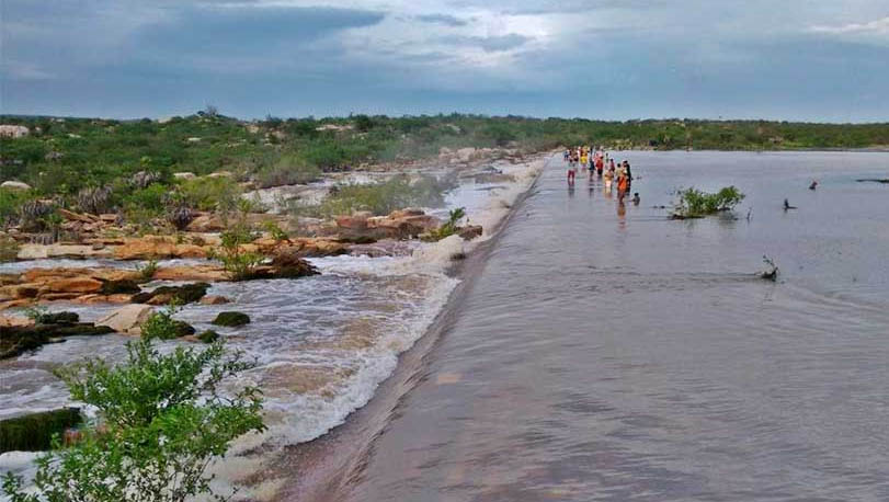   Governo do RN vai reiniciar obras da barragem de Pataxó, em Ipanguaçu. O Estado abriu licitação para empresas interessadas em executar a obra, que terá financiamento do Banco do Brasil. Quando pronta, a obra de recuperação da barragem de Pataxó irá beneficiar mais de 15 mil pessoas em Ipanguaçu e entorno. O reservatório tem capacidade de armazenar 15 milhões de metros cúbicos e cumpre importante papel na manutenção de projetos de irrigação e desenvolvimento da agricultura na região do Vale do Açu.