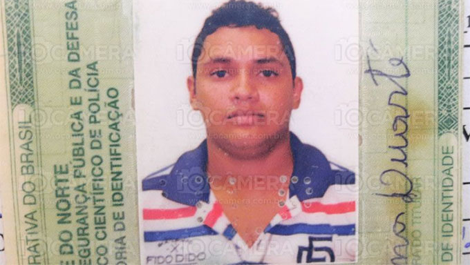   Vítima Moisés Duarte estava saindo de um forró acompanhado com a namorada quando foi alvejado várias vezes e morreu no local. A PM local acionou a Policia Civil, que é quem vai investigar o caso, e também o ITEP para remover o corpo para exames mais apurados
