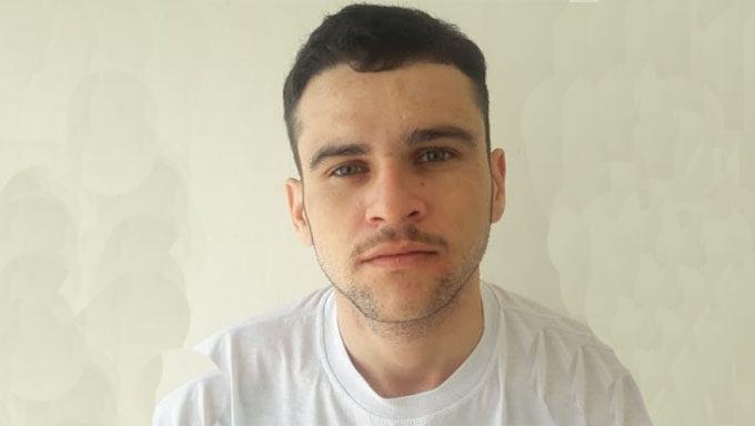   Outro membro da quadrilha havia sido preso em flagrante e dito os nomes dos demais envolvidos no ataque a casa de Damião Galdino quarta-feira, dia 3, e que um deles havia sido baleado. Corpo do assaltante André Rodrigues, o Ferrugem(usando tornozeleira), foi removido para exames em Mossoró