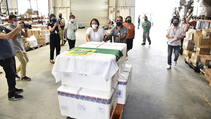   A governadora Fátima Bezerra foi pessoalmente receber as doses de coronavac no Aeroporto de São Gonçalo do Amarante; Lote de vacinas serão destinados para dá continuidade a imunização dos idosos, respeitando o cronograma estabelecido pelo Ministério da Saúde