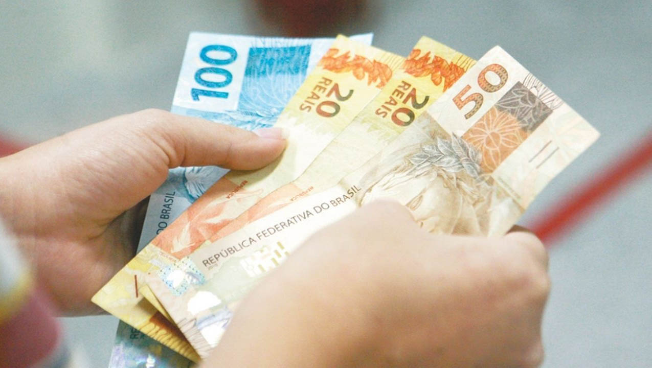   Governo estuda benefício de R$ 200 após fim do auxílio emergencial. O valor será pago por três meses, para até 30 milhões de pessoas que não têm carteira assinada e estão fora do Bolsa Família. Também está em estudo um aumento transitório do valor médio para quem já recebe o Bolsa Família. A ideia é deixar explícita a separação entre assistência social e benefício pontual para o trabalhador.