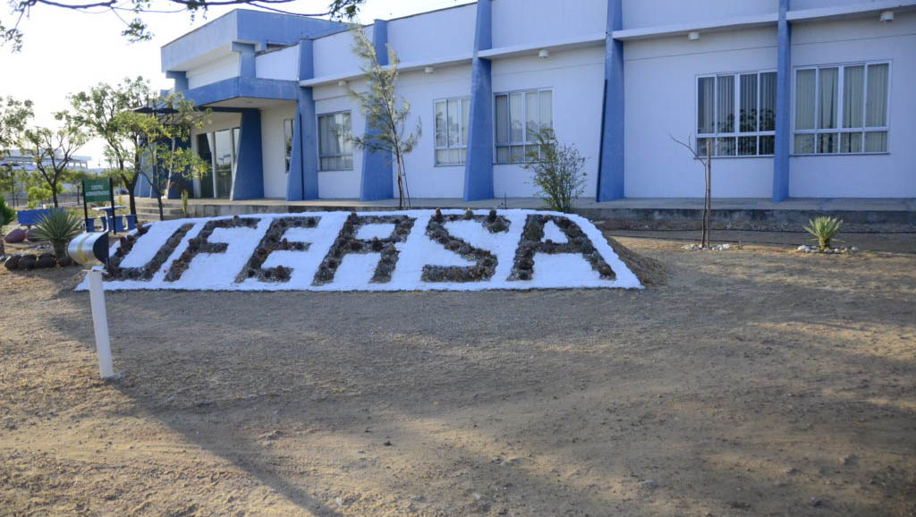 Imagem 1 -  Ufersa abre seleção para professor substituto; Salários chegam a R$ 6.289. Ao todo, são nove vagas distribuídas nos campi de Mossoró, Angicos e Caraúbas, para as áreas de Engenharia, Administração, Letras e Pedagogia. A carga horária é de 40 horas semanais. As inscrições vão acontecer no período de 10 a 18 de fevereiro, diretamente no site da Ufersa, com a taxa de inscrição no valor de R$ 70,00. As provas serão realizadas no Campus Central da Ufersa, em Mossoró, no período de 14 a 20 de março. 