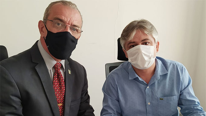   O prefeito Artur Vale e os vereadores Luara Fagundes (presidente da Câmara), Edjunior Dener Pio, Carlinhos do Horizonte e Adonias Melo conversaram com o subsecretário de segurança pública Osmir Monte e com o comandante geral da Polícia Militar do Rio Grande do Norte, ocasião que assinaram convênios para reforçar a segurança em Governador Dix Sept Rosado, na cidade e também na zona rural
