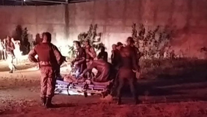  As vítimas estavam brincando em via pública de urso de carnaval, quando o atirador se aproximou repentinamente e começou a atirar, tendo baleado 1 de raspão e 2 com mais gravidade na cabeça