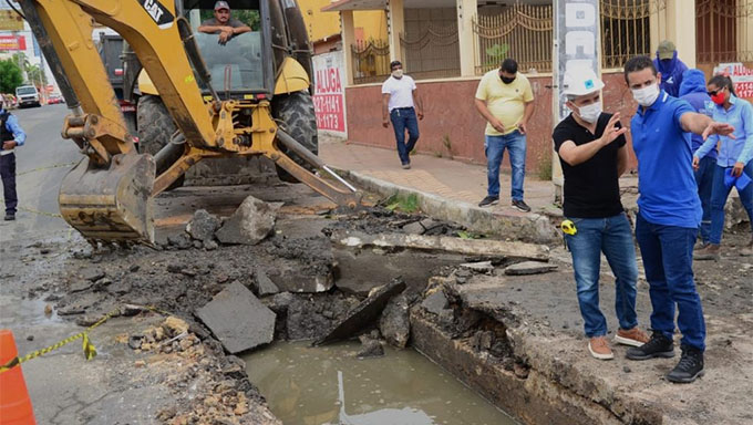   Para realizar o trabalho, foi preciso fechar várias ruas de acesso; o prefeito Allyson Bezerra e o secretário de Infraestrutura, Breno Queiroga, acompanharam pessoalmente o início dos trabalhos, que tem como objetivo evitar inundações, como ocorreram em anos anteriores perto da Cobal