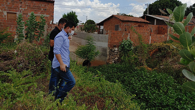   O vereador Tony Fernandes e o empresário Marcelo Conrado estiveram pessoalmente avaliando as condições do Canal do Bom Jesus. Objetivo com a limpeza que começa nesta quinta-feira, 18, é evitar que ocorra inundações, como ocorreu em invernos passados, não só no Bom Jesus, mas também dentro do Monte Olimpo. O trabalho já foi feito também em várias outras regiões de Mossoró, com destaque para o entorno da Cobal, que começou terça-feira desta semana