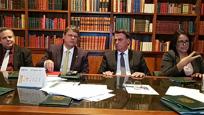   A suspensão sobre o gás será definitiva. Já a interrupção na cobrança federal sobre o diesel terá duração de dois meses. As medidas foram decididas em uma reunião do presidente com a equipe econômica, ocorrida durante a tarde, e passam a valer no próximo mês. 