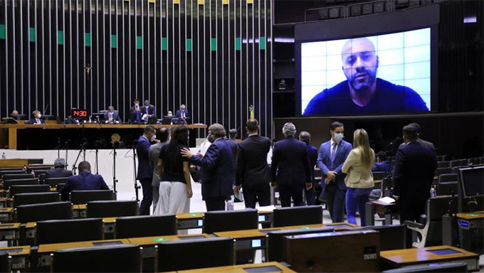   Foram 364 votos a favor do parecer da relatora pela Comissão de Constituição e Justiça, deputada Magda Mofatto (PL-GO), que recomendou a manutenção da prisão considerando “gravíssimas” as acusações imputadas ao parlamentar. Foram 130 votos contra e 3 abstenções; confira como cada deputado votou no MH