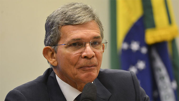   Joaquim Silva e Luna é o indicado para substituir Roberto Castello Branco. A mudança na Petrobras ocorre em meio a recentes aumentos no preço dos combustíveis e um dia depois do governo anunciar que vai zerar os impostos federais que incidem sobre o gás liquefeito de petróleo (GLP) – o gás de cozinha – e o óleo diesel. 