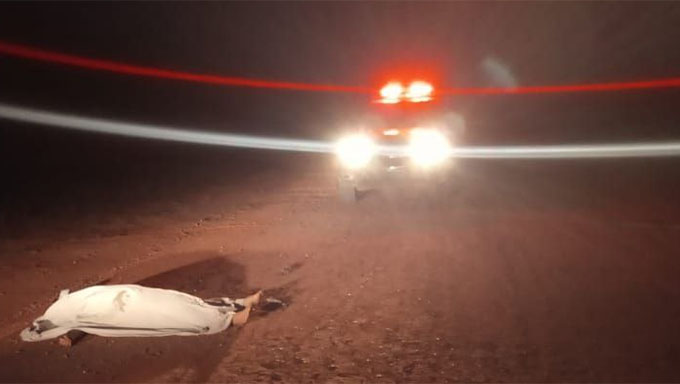   Em Rodolfo Fernandes, o dono de um bar foi baleado na perna. Em Serra do Mel, o comerciante de 30 anos foi morto a tiros (FOTO); em Mossoró, um jovem foi encontrado morto com um tiro no tórax ao lado de uma moto roubada;  Em Macau, Jean Carlos foi morto com mais de 20 tiros ao chegar em casa.