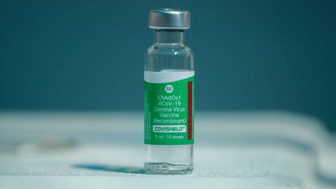   Avião com 2 milhões de doses da vacina de Oxford chega ao Brasil amanhã, 23. A aeronave decolou na madrugada de hoje (22) de Mumbai, na Índia. As doses foram produzidas pelo Instituto Serum, parceiro da AstraZeneca na Índia e maior produtor mundial de vacinas. Mesmo prontas, ao chegarem ao Brasil, as vacinas precisarão passar primeiro por Bio-Manguinhos para que possam ser rotuladas antes de serem distribuídas ao Programa Nacional de Imunizações.