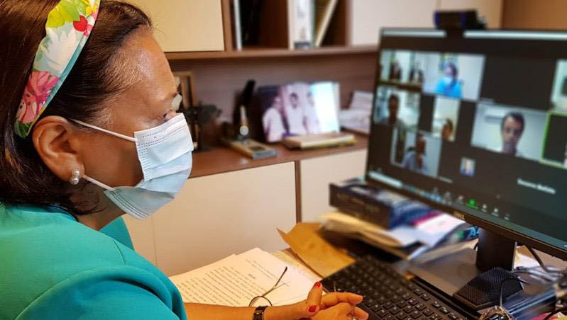   Fátima pede apoio da Femurn na luta contra a Covid-19. A governadora se reuniu de forma virtual com os presidentes da Federação e das associações regionais de municípios, nesta segunda-feira (22). Na oportunidade, Fátima chamou a atenção para a gravidade do momento e lamentou o ritmo lento de vacinação em todo o Brasil. "As medidas preventivas são essenciais neste momento. O quadro se agravou nos últimos dias. Ou a gente se dá conta da necessidade dessas medidas mais restritivas ou teremos dificuldades, porque só abrir novos leitos não vai resolver o problema", disse.