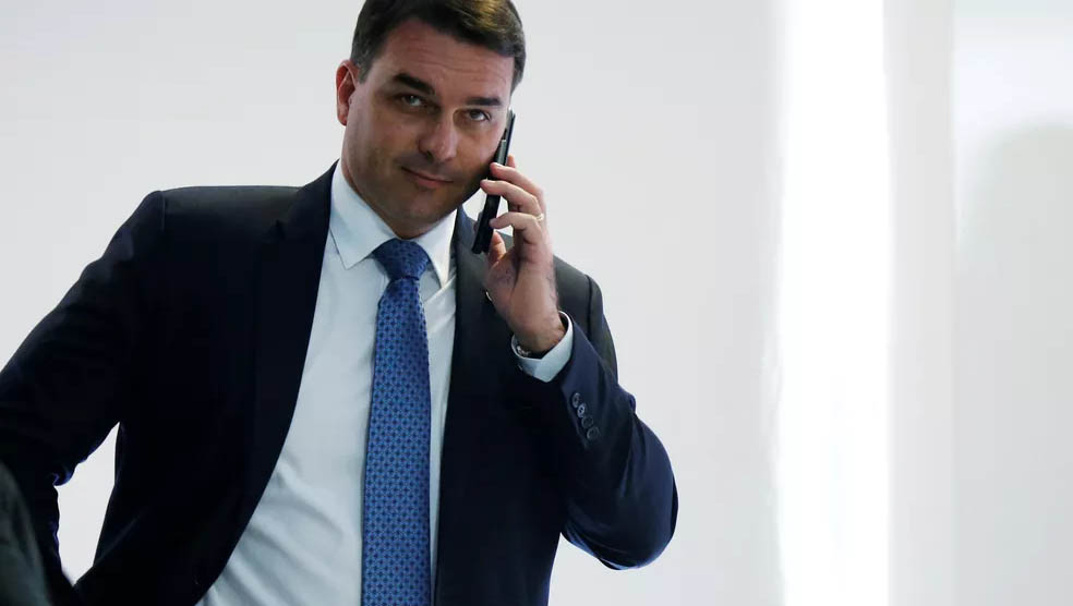   STJ anula quebra de sigilo bancário de Flávio Bolsonaro no caso das rachadinhas. A decisão foi tomada por 4 votos a 1, pelos ministros da Quinta Turma do Superior Tribunal de Justiça (STJ). A turma retomou o julgamento de três recursos da defesa de Flávio Bolsonaro que começaram a ser analisados em novembro do ano passado, mas tinham sido adiados por pedidos de vista (mais tempo para análise).