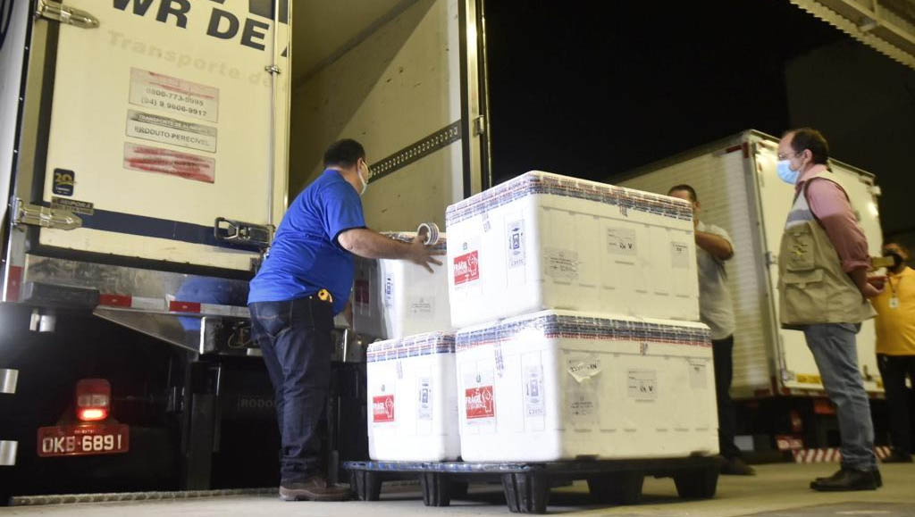   RN vai receber mais 54.900 doses de vacinas contra a Covid-19. A informação foi confirmada no início da manhã desta quarta-feira (24), pela governadora Fátima Bezerra, em suas redes sociais. De acordo com a publicação, o Estado vai receber 35.500 doses da vacina de Oxford e 19.400 da Coronavac, para aplicação em primeira e segunda doses.