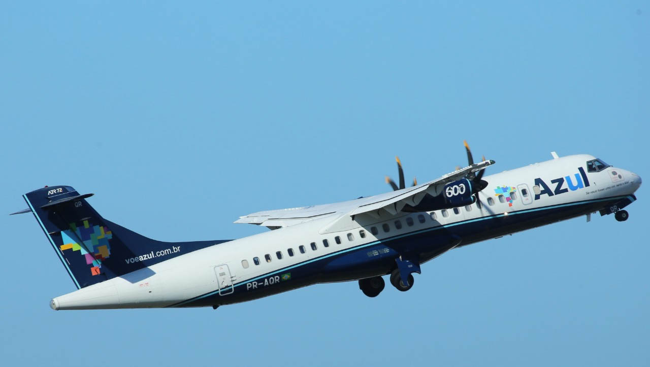   Aeroporto de Mossoró volta a receber voos de Recife a partir de março. Batismo do voo da Azul Linhas aéreas está marcado para o dia 1º. O voo de Mossoró para Recife havia sido suspenso desde março de 2020, em razão do agravamento da pandemia no país. A Azul prevê, inicialmente, três frequências semanais (às segundas, quartas e sextas) para o voo que sai às 12h55 de Recife e chega às 14h20 em Mossoró, decolando às 15h, a fim de regressar à capital pernambucana. 