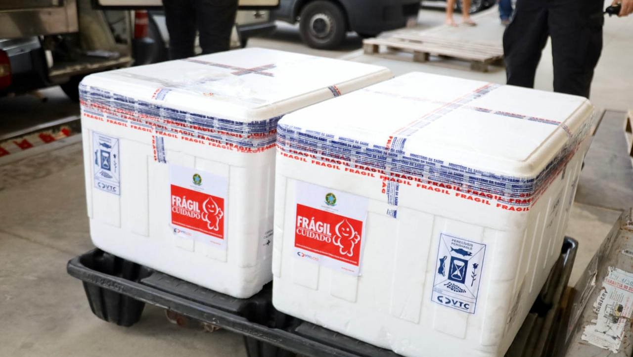   RN recebe 35 mil doses da vacina de Oxford; 19.400 da Coronavac chegam hoje, 25. As 54.400 doses das duas fabricantes deveriam ter sido enviadas juntas aos estados, ainda nesta quarta-feira (24), no entanto, por problemas de logísticas, as doses da vacina produzida pela Sinovac, em parceria com o Instituto Butantan, só devem ser enviadas nesta sexta-feira. Das 35.000 doses da Astrazeneca que já estão em solo potiguar, 21.927 serão destinadas aos idosos com idade de 85 a 89 anos. Com essas doses, será possível vacinar 100% dos idosos dessa faixa etária. Outras 8.996 serão destinadas a trabalhadores da saúde e 2.920 aos indígenas do estado.