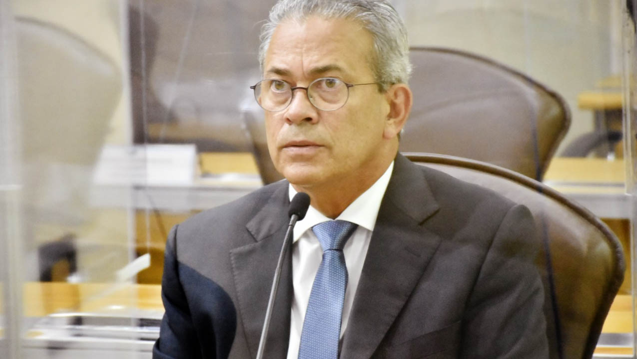   Deputados aprovam PL que prevê multa para “fura-fila” de vacinação no RN. O texto, de autoria do deputado Hermano Morais (PSB), foi aprovado por unanimidade e segue agora para sanção da governadora Fátima Bezerra. Infelizmente não temos vacinas para todos no Rio Grande do Norte, no Brasil e no mundo. Por isso são estabelecidas prioridades e é preciso que sejam respeitadas. A nossa ideia é inibir, coibir e punir quem insistir em furar a fila da vacinação”, disse o deputado.