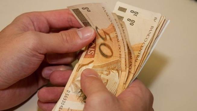   São R$ 197 milhões depositados, quitando, assim, os 70% dos salários restantes de quem ganha acima de R$ 4 mil (valor bruto), além do salário integral de cerca de 22 mil servidores lotados em pastas com recursos próprios. Os 30% iniciais foram adiantados no dia 13, assim como o salário integral de quem recebe abaixo de R$ 4 mil e toda a categoria da Segurança