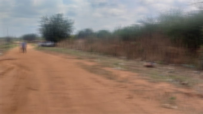   Desta vez a vítima é do sexo feminino; Estava as margens de uma estrada de barro de acesso ao bairro Aeroporto II; A Polícia Militar e a Policia Civil já se encontram no local para iniciarem as investigações e removerem o corpo para exames na sede do ITEP