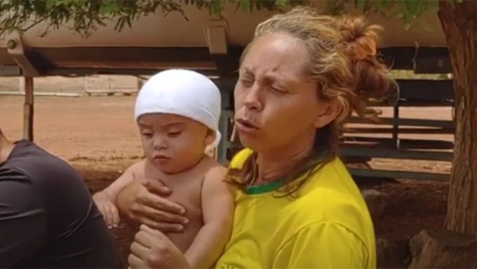   Os moradores de várias comunidades da zona rural de Mossoró sofrem com a falta de médicos há cerca de um ano. O agricultor Felipe Lopes reclama, também, da falta de cirurgias eletivas. A mulher dele está em casa agonizando por uma cirurgia para retirar pedra dos rins.