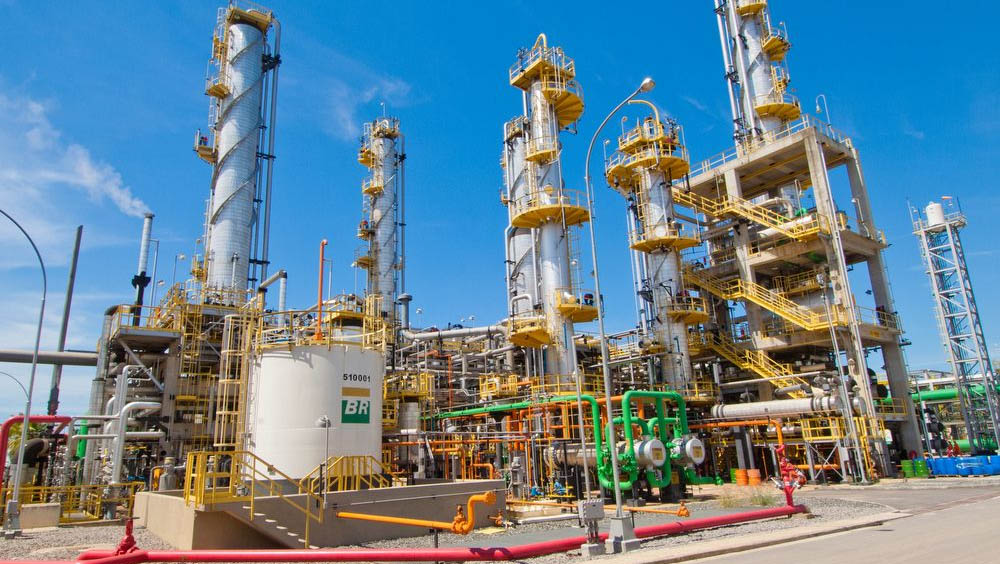   Gasolina, diesel e gás de cozinha ficarão mais caros a partir de amanhã, 2. Mais um reajuste nos preços dos três produtos foi anunciado pela Petrobrás, nesta segunda-feira, 1º de março de 2021. A partir desta terça (2), a gasolina terá aumento de R$ 0,12 por litro passando a ser vendida às distribuidoras por R$ 2,60 por litro. O óleo diesel terá aumento de R$ 0,13 por litro, ficando a R$ 2,71. Já o gás liquefeito de petróleo (GLP), conhecido como gás de cozinha, terá preço médio de R$ 3,05 por quilo (R$ 0,15 mais caro), ou seja R$ 36,69 para um botijão de 13 kg.