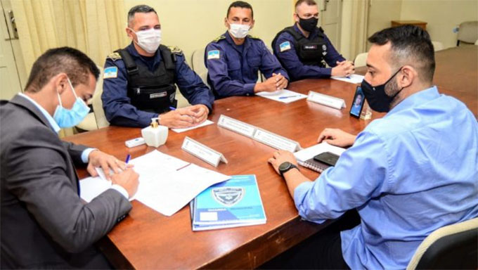   Prefeitura de Mossoró assina termo para armar a Guarda Municipal. Participaram da assinatura do termo o secretário Municipal de Segurança Pública, Defesa Civil, Mobilidade Urbana e Trânsito, Cledinilson Oliveira, o comandante da GCM Thiago Fernandes, GCM Jales e o inspetor Giliardes.