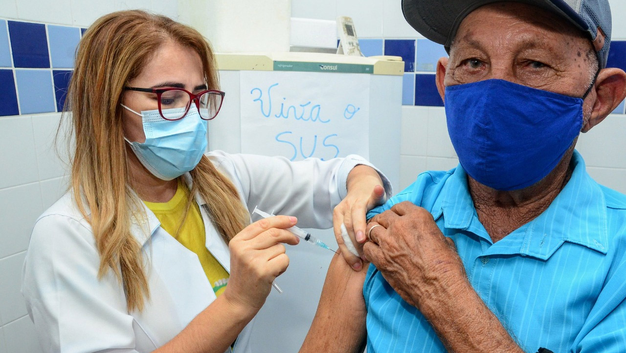   Mossoró: Idosos de 80 a 84 anos começam a ser vacinados na segunda, 8. O município recebeu, na noite desta quarta-feira (4), 2.751 doses da CoronaVac. Deste total, 1.281 doses serão destinadas para idosos de 80 a 84 anos. As demais 1.470 doses são para a segunda dose dos idosos acamados e dos idosos de 90 anos ou mais.  