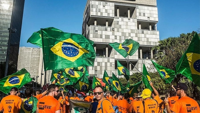   A greve denuncia o assédio moral da Petrobrás junto a trabalhadores e trabalhadoras, que se traduzem em jornadas exaustivas e multifunções no trabalho presencial e remoto; transferências compulsórias por causa da venda e hibernação de ativos; A mobilização também denuncia os prejuízos da “privatização aos pedaços” da Petrobrás que a atual gestão está promovendo. A ação mais recente foi o anúncio da venda da Refinaria Landulpho Alves (RLAM), na Bahia, para o Fundo Mubadala, por US$ 1,65 bilhão, 50% do valor real da planta