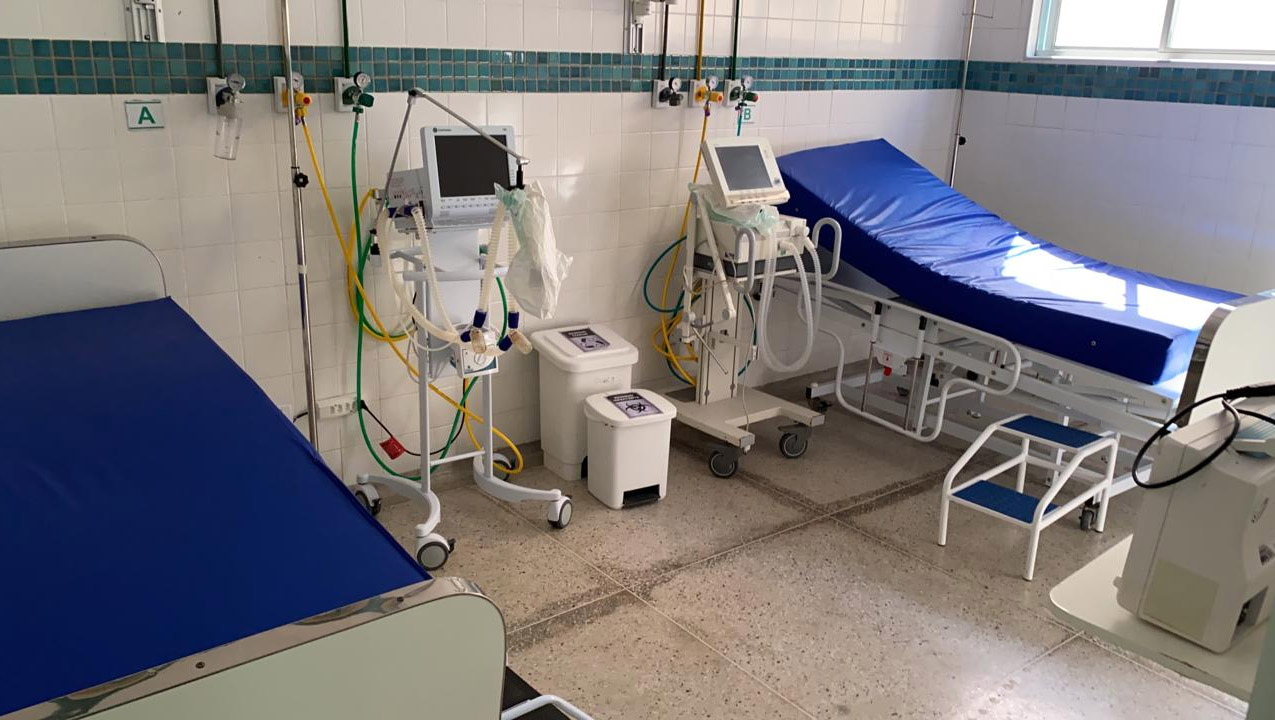   21 novos leitos covid já estão em funcionamento na rede pública de Mossoró. Os leitos foram abertos nesta quinta-feira (4). Ao todo, são cinco leitos de UTI Covid no Hospital São Luiz e 16 leitos clínicos no Hospital Rafael Fernandes. Para abertura dos leitos no Hospital São Luíz, o Governo do Estado firmou um Termo de Ajustamento de Conduta (TAC) com o município de Mossoró, arcando com 70% dos custos dos leitos e a prefeitura com os 30% restantes. Outros 5 leitos de UTI devem ser abertos no HSL ainda nesta final de semana.